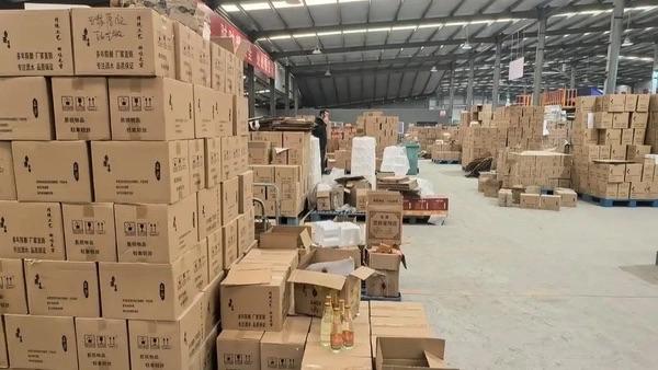 近日，记者跟随市场监管执法人员，查获涉案金额超2.6亿元的特大制售假冒名优白酒犯