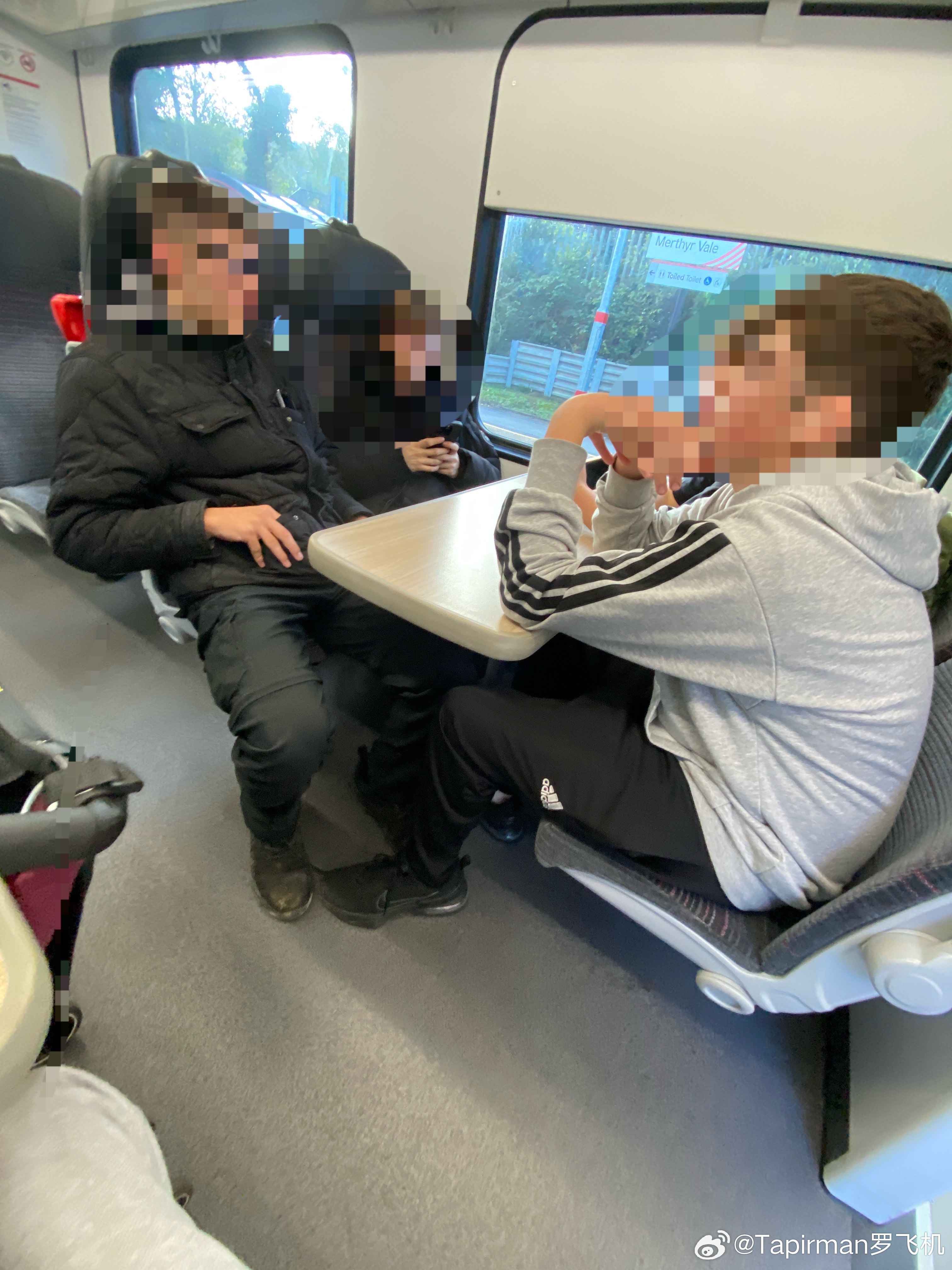 坐火车，旁边来了一群teenagers。太牛逼了，坐车不用买票，还大吵大闹。列车