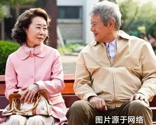 老翁今年八十八，
突然遇见前校花。
曾经二人抛过情，
再续前缘就找她