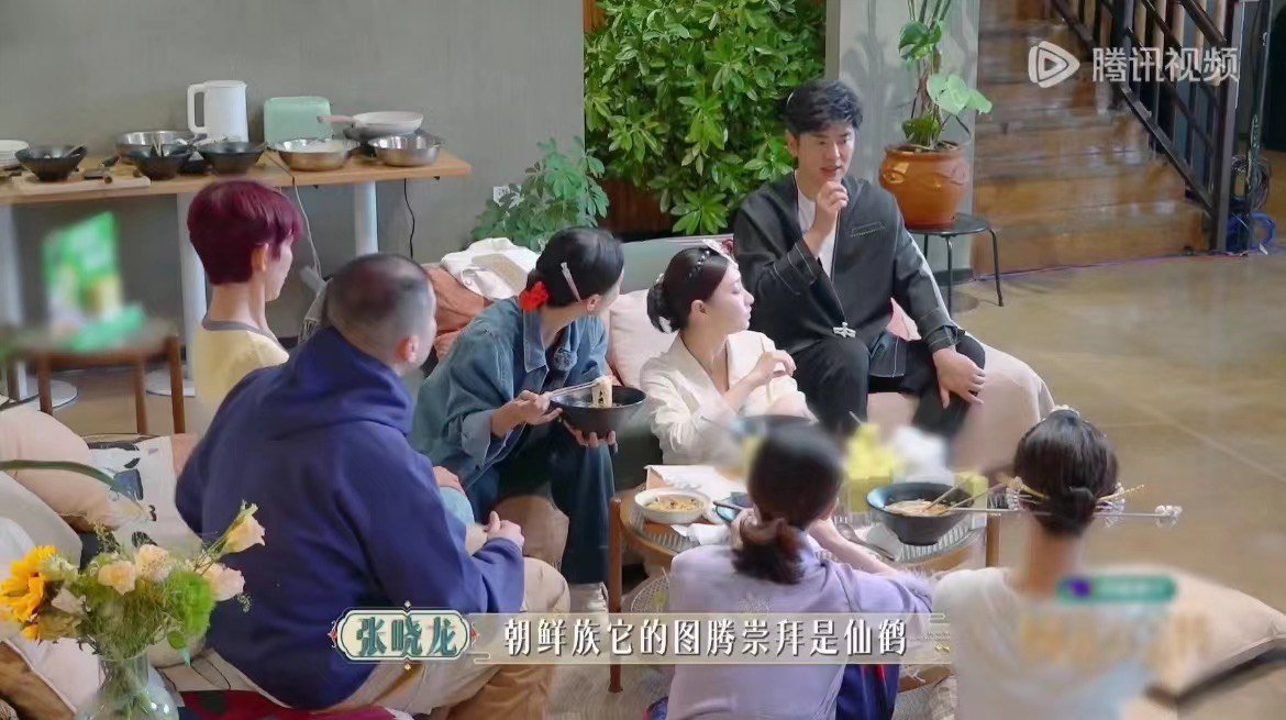 #张晓龙像鹤 杨九郎像龟##焕新环游传#张晓龙和杨九郎一起跳起朝鲜舞，这反差感一