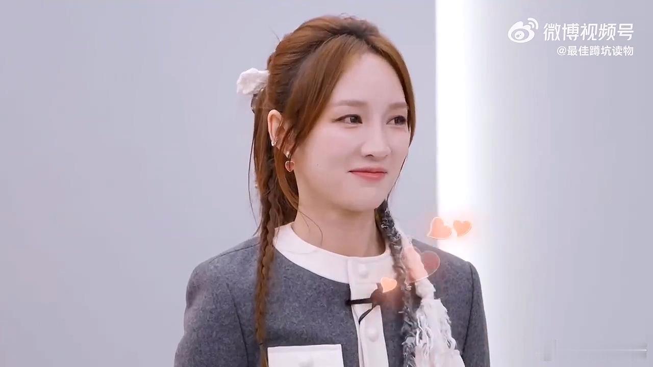第一次看李菲儿这么主动 李菲儿对小郭的眼神真的不一样，一直点头，还当众夸对方，节