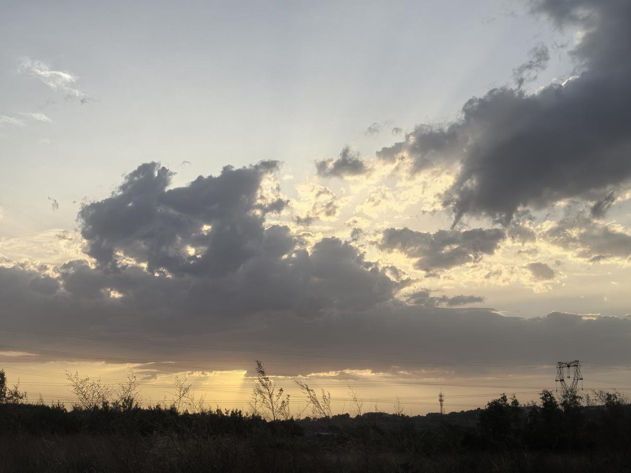 夕阳西下，云卷云舒，静谧的田野，宁静的黄昏。