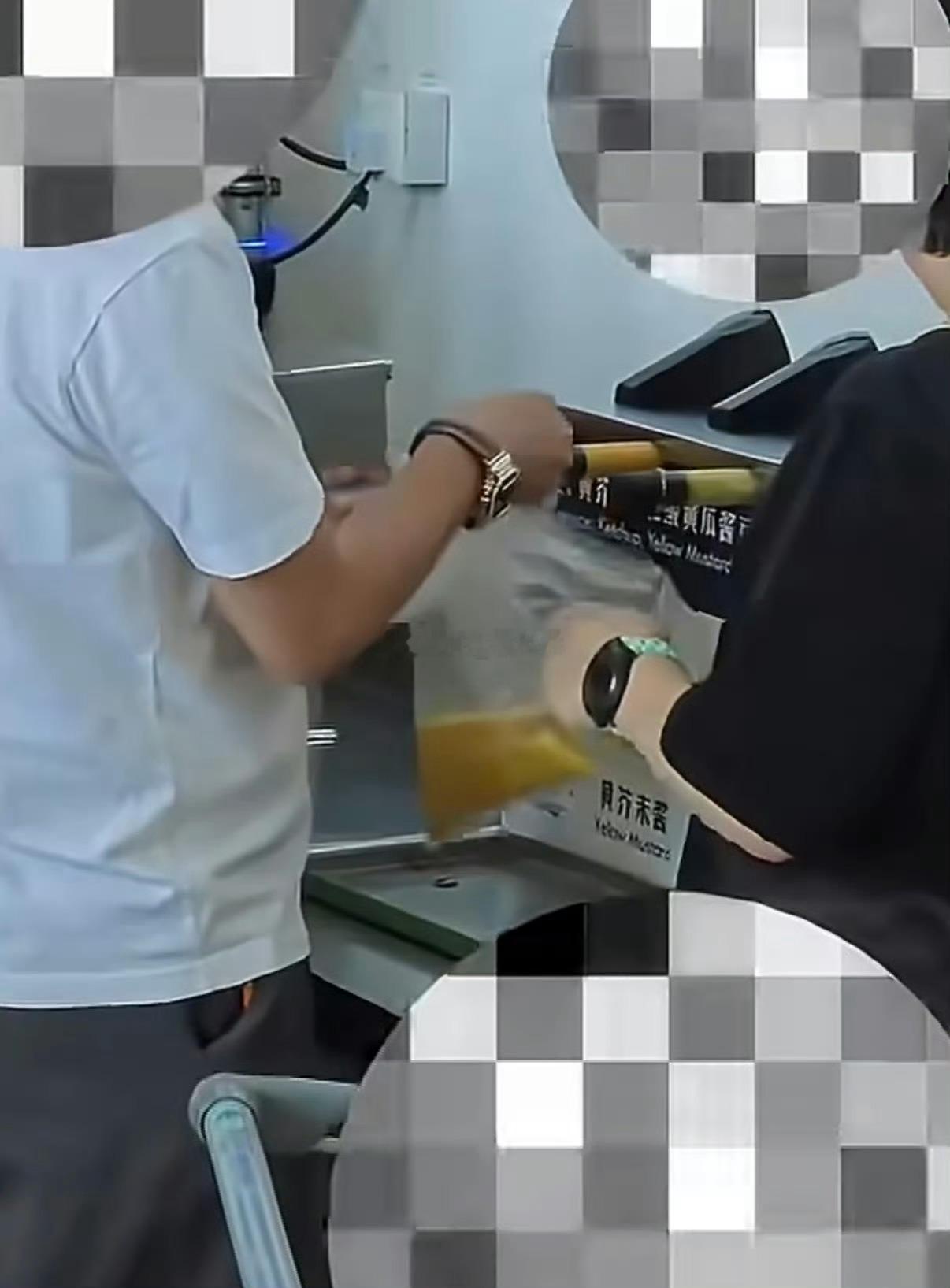 这和原来公共厕所薅免费厕纸的是一波人吧？这吃相是真难看啊山姆回应多名顾客拿袋子装