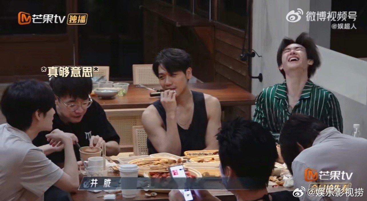 #井胧问王铮亮牛肉都去哪儿了# 说什么也不能够和美食过不去，也难怪王铮亮逃不过真
