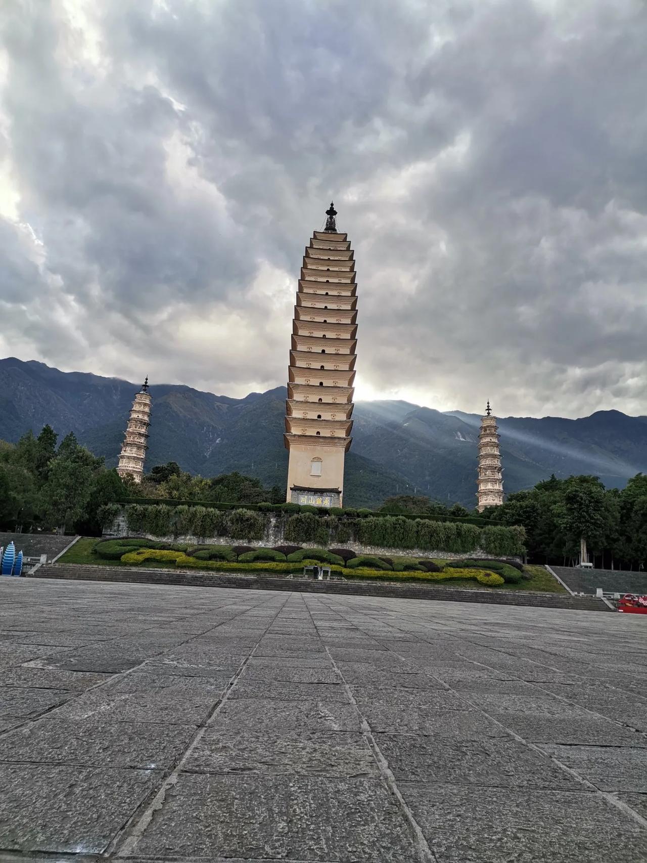 生平爱文偏学理，毫无天赋又不刻苦努力，所幸赶上时代需要，毕业即就业。8年来虽说辛