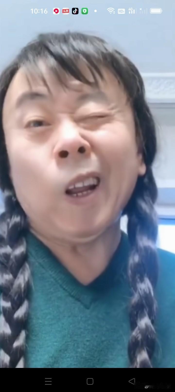 他是男扮女装，并且很有名气！你能猜出他是谁吗？评论区告诉我！