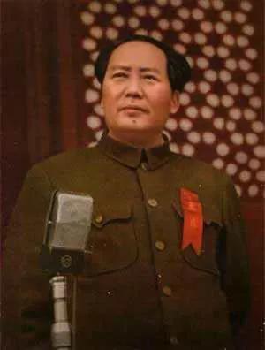 毛主席晚年身患疾病，但即使如此，他也始终坚持处理国家大事。
1975年国庆节前几