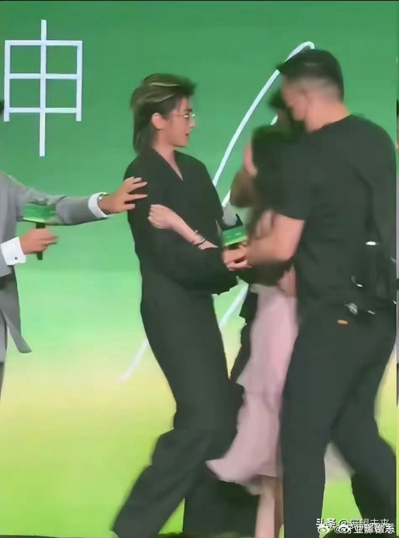 蔡徐坤遭遇私生强抱 蔡徐坤面对突发状况，冷静得让人佩服。不焦躁不失态，配合处理显
