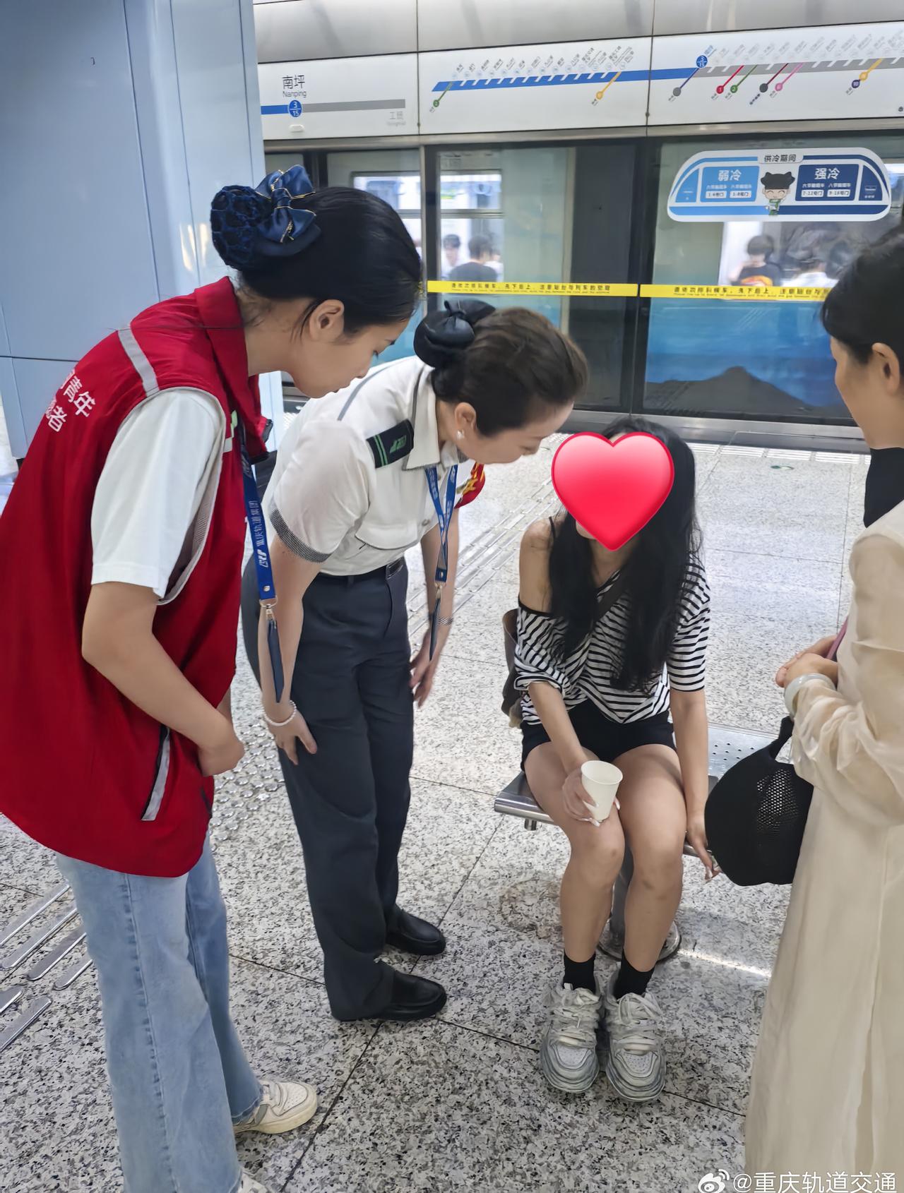 车站工作人员及时为身体不适的乘客提供帮助~（图/郝庆1 高俊强2）
