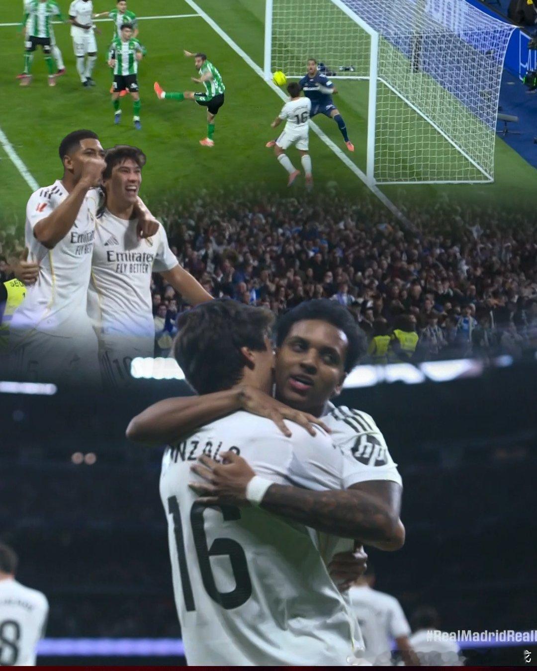 第33分钟，伯纳乌的球迷在集体呼喊罗德里戈的名字皇马vs皇家贝蒂斯西甲