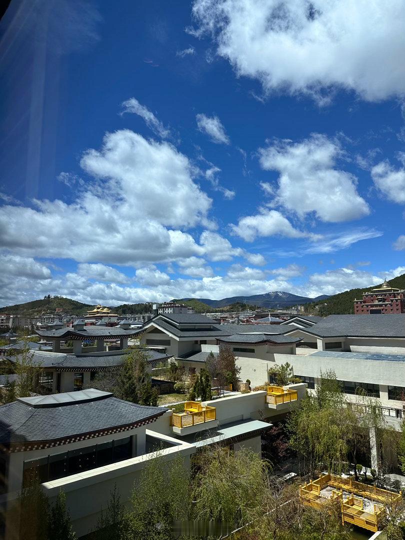 如果你们看那些相机评测，云南的素材可以自动忽略，因为这地方根本都不用调色