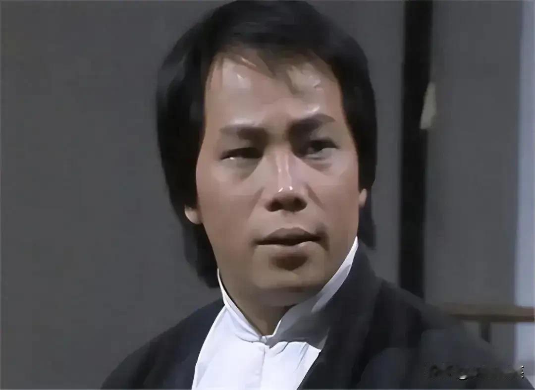 非常有意思，所有媒体在报道梁小龙先生时，都这样描述，在电影《功夫》中饰演的“火云