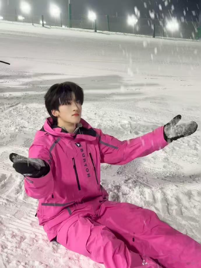 邓佳鑫第一次挑战单板 雪场因为邓佳鑫变得更可爱了，一身粉色超吸睛，第一次滑单板就
