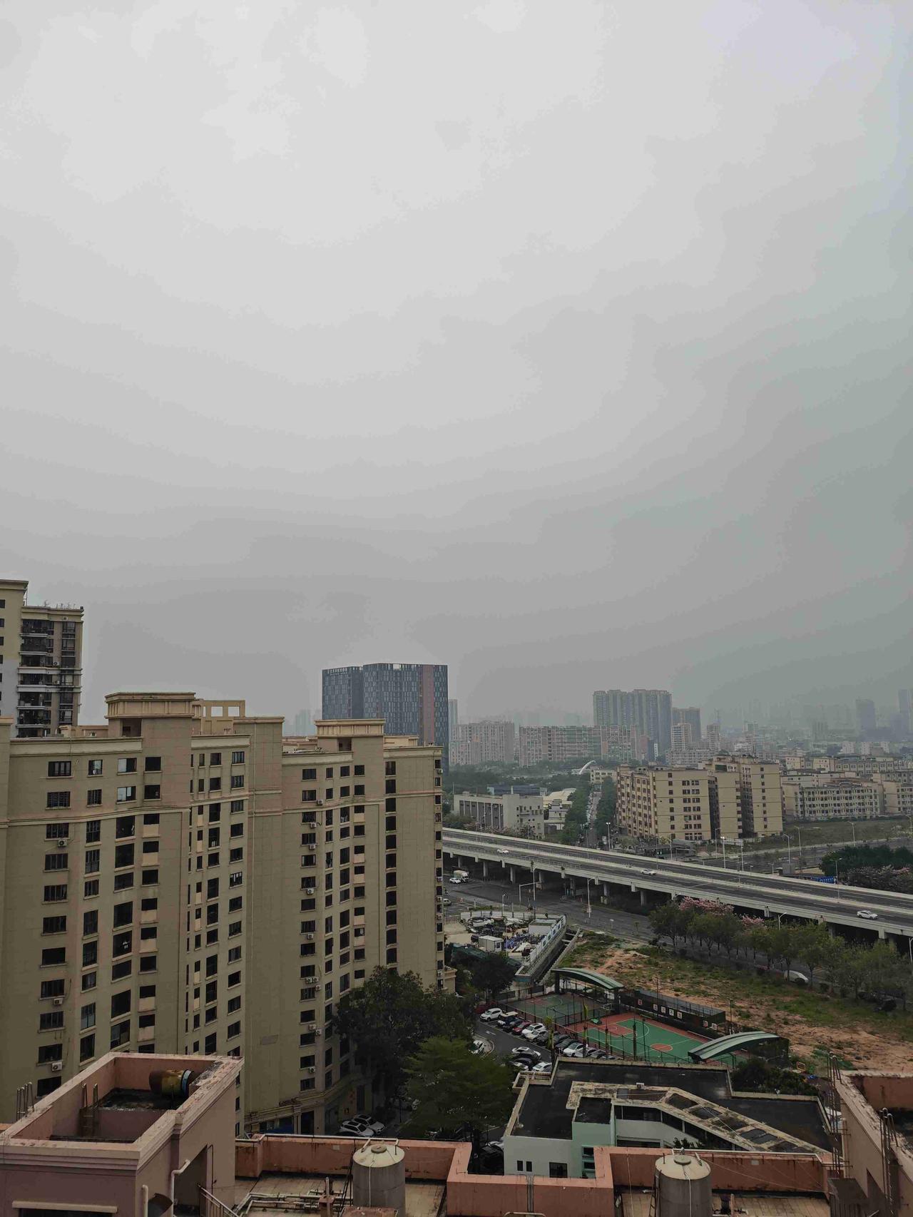 我的今日状态：😁轻松愉快
我这里的天气：⛈️雷雨：深圳今日大雨，气温22度到2