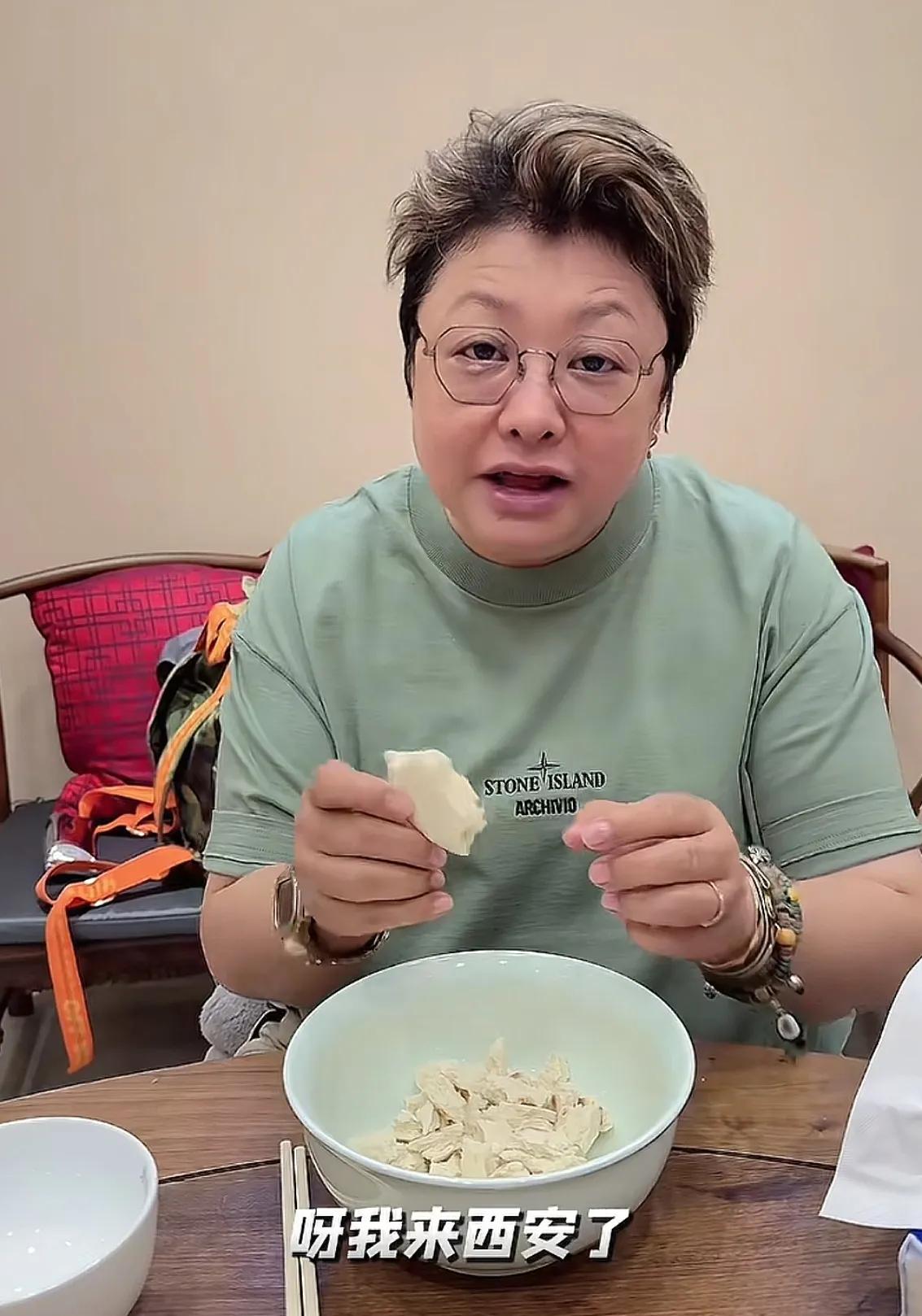 韩红老师去西安出差了，没想到她也是一个“小馋猫”，刚一到达，就迫不及待去吃了特色
