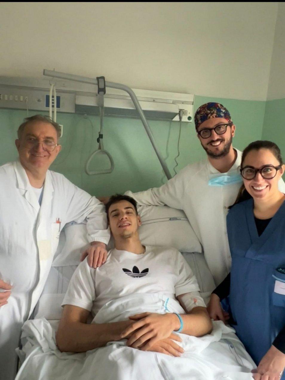 阿根廷国家队长洛塞尔已成功进行膝盖手术。未来几天将明确具体休战时长，不知道佩鲁贾