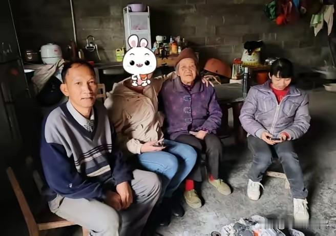 1980 年，湖南 7 岁女孩不幸被拐走。谁料，几年后，她在湖北养母家吃剁椒和糍