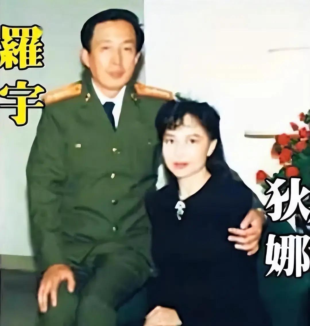 照片上这个男人叫罗宇，单看面相你可能觉得陌生，但要提起他的父亲，那可是大名鼎鼎的