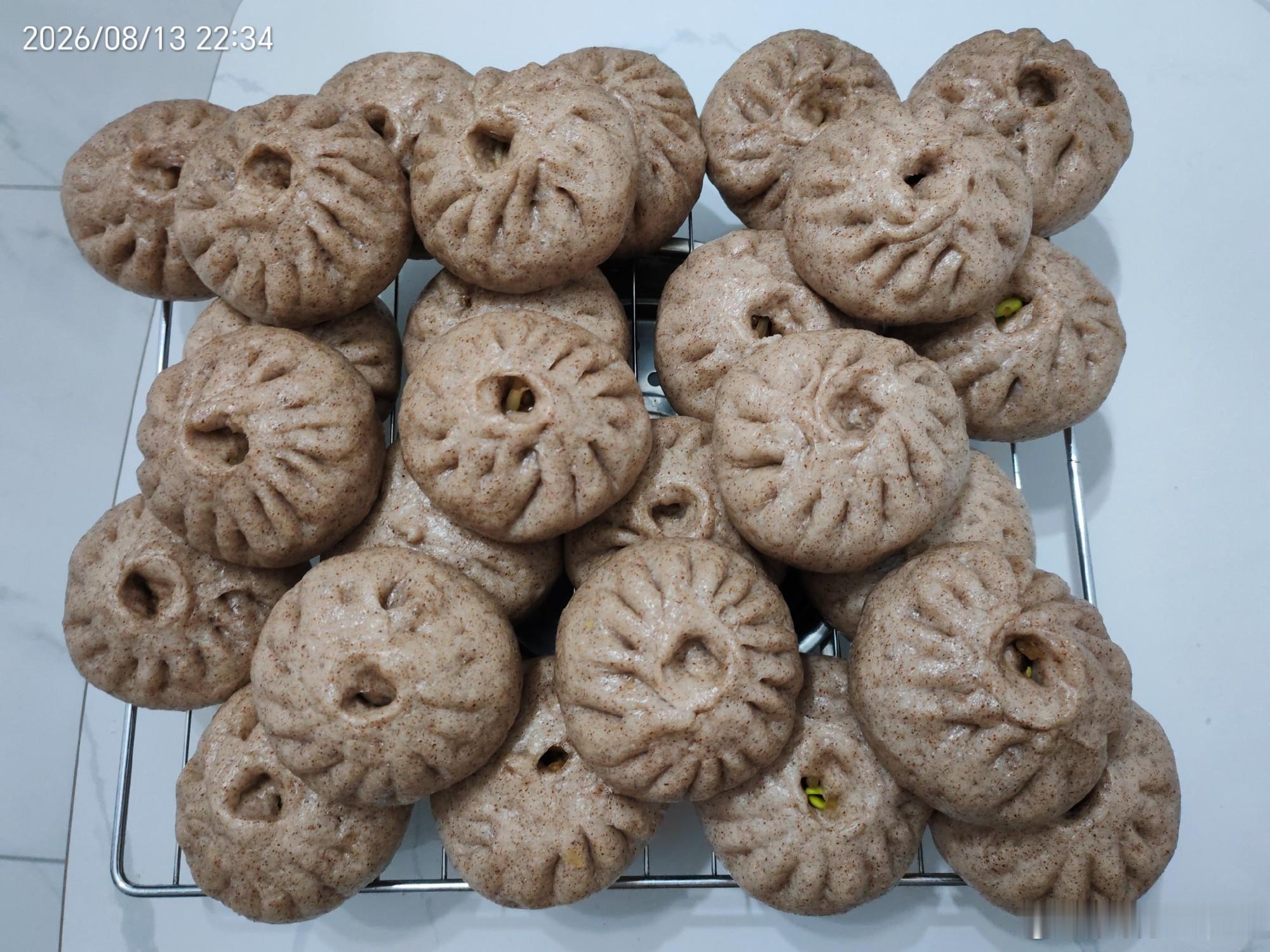 你们吃过肉沫粉条豆芽包子吗？挺好吃的下午4点多了，才开始和面，炒馅儿，然后5点多