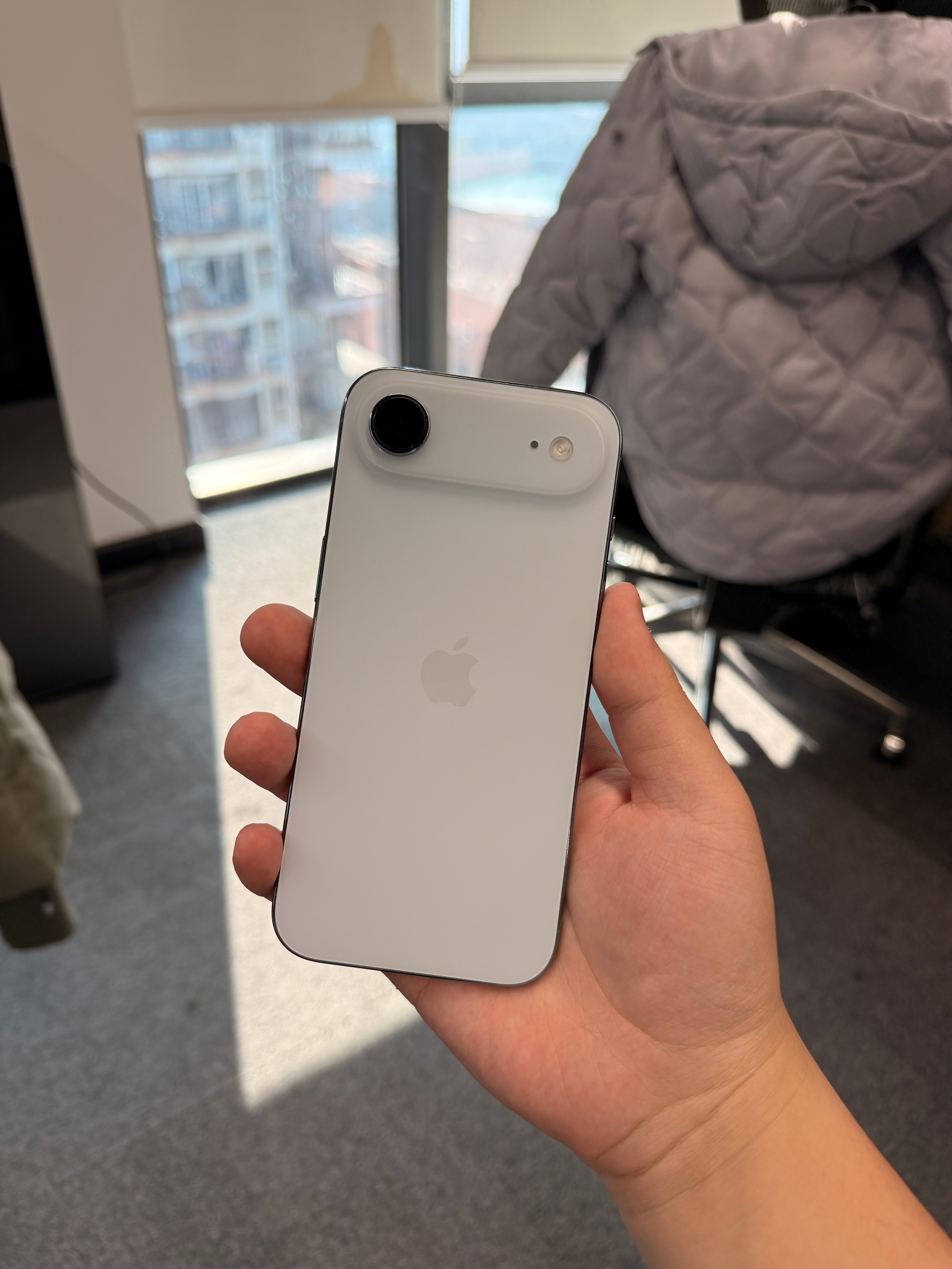 iPhone Air官方价格暴跌2000元刚又拿工作室的iPhone Air把玩