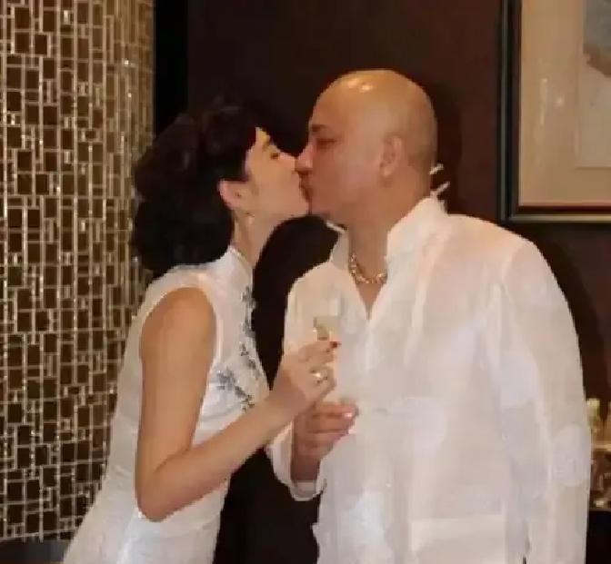 十年前他手中的柏林影后，和闪婚三个月的妻子，如今把他远远甩在了身后。
看看现在。