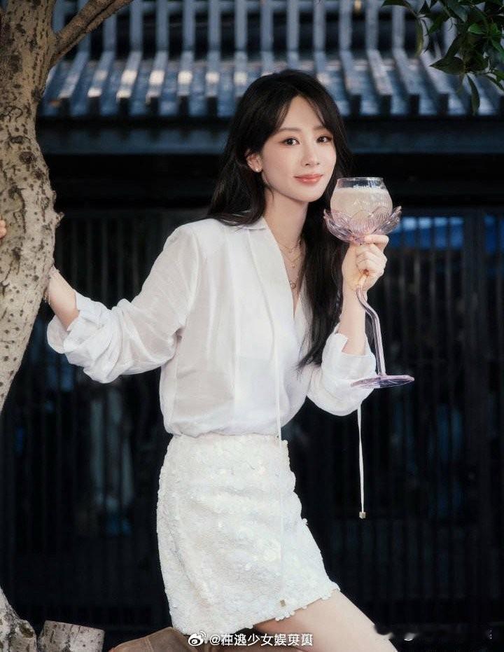 杨紫自从换个造型师没有铁刘海以后，颜值就跟打开了封印一样

这话说得太准了！几个