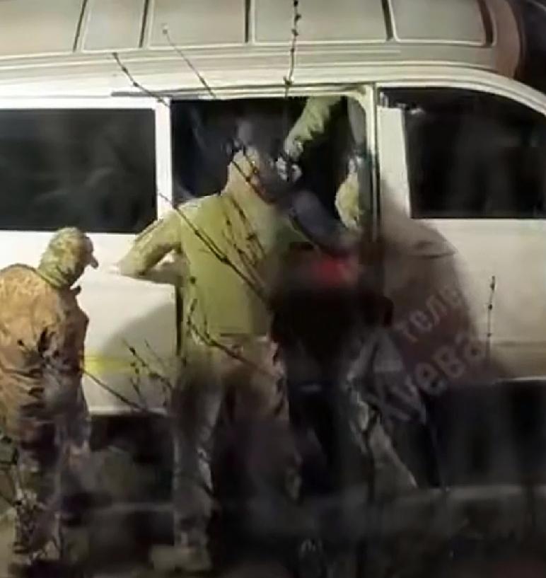 抓丁都有战术了！这样搞能打赢这场战争才怪，普通老百姓已经疲倦了。