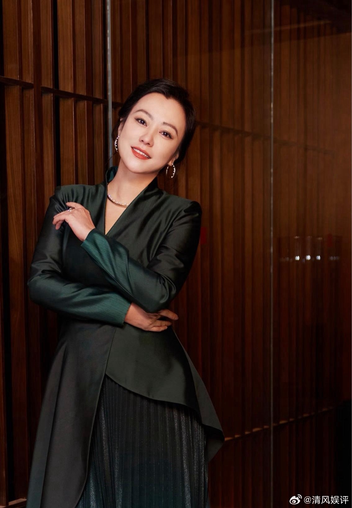 1. 纪凌尘参与综艺录制心态十分松弛，不会过多设限，即便节目组按照剧本安排玩梗制