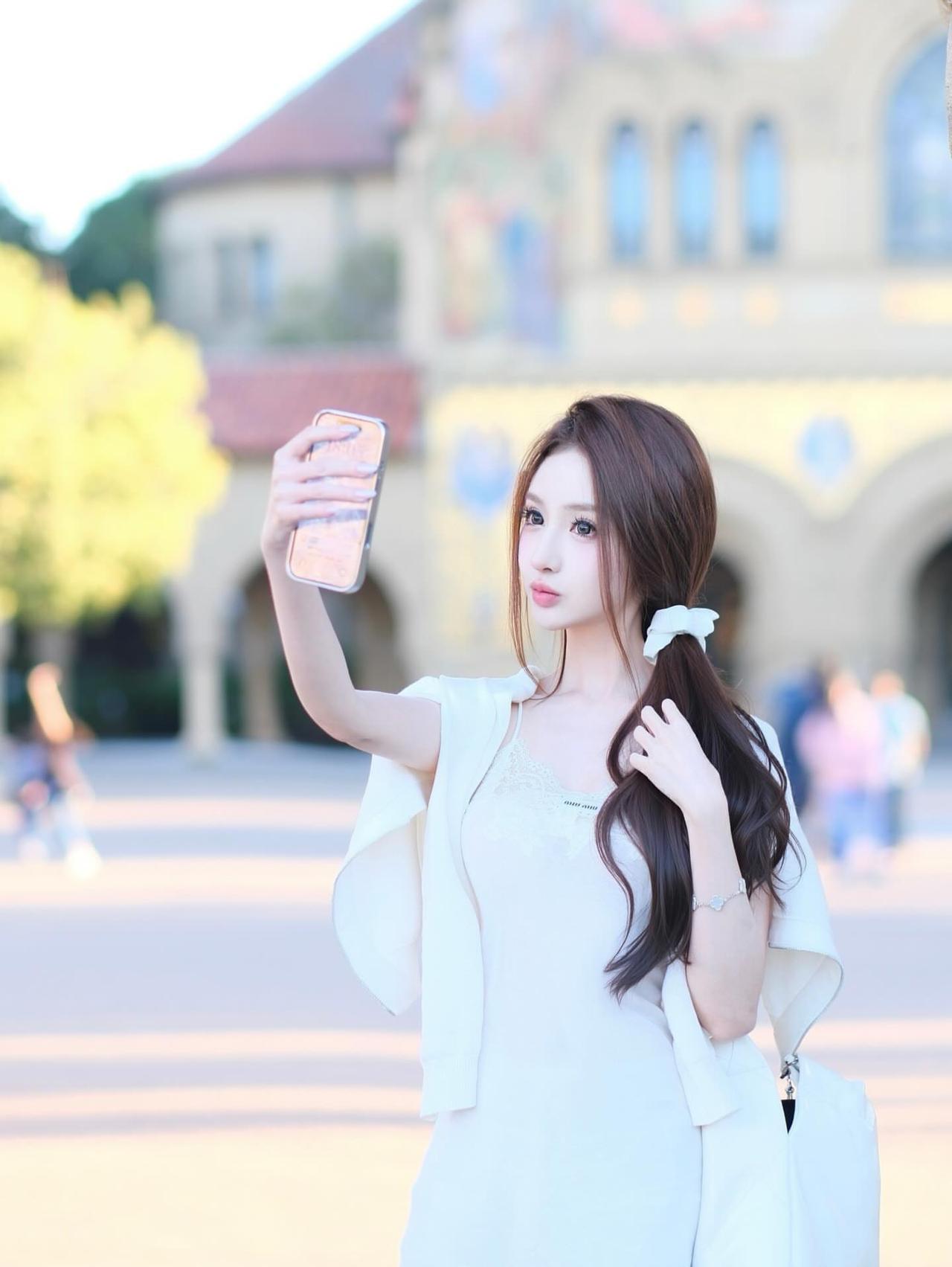 在校园里自拍，少女心满满的一天💕