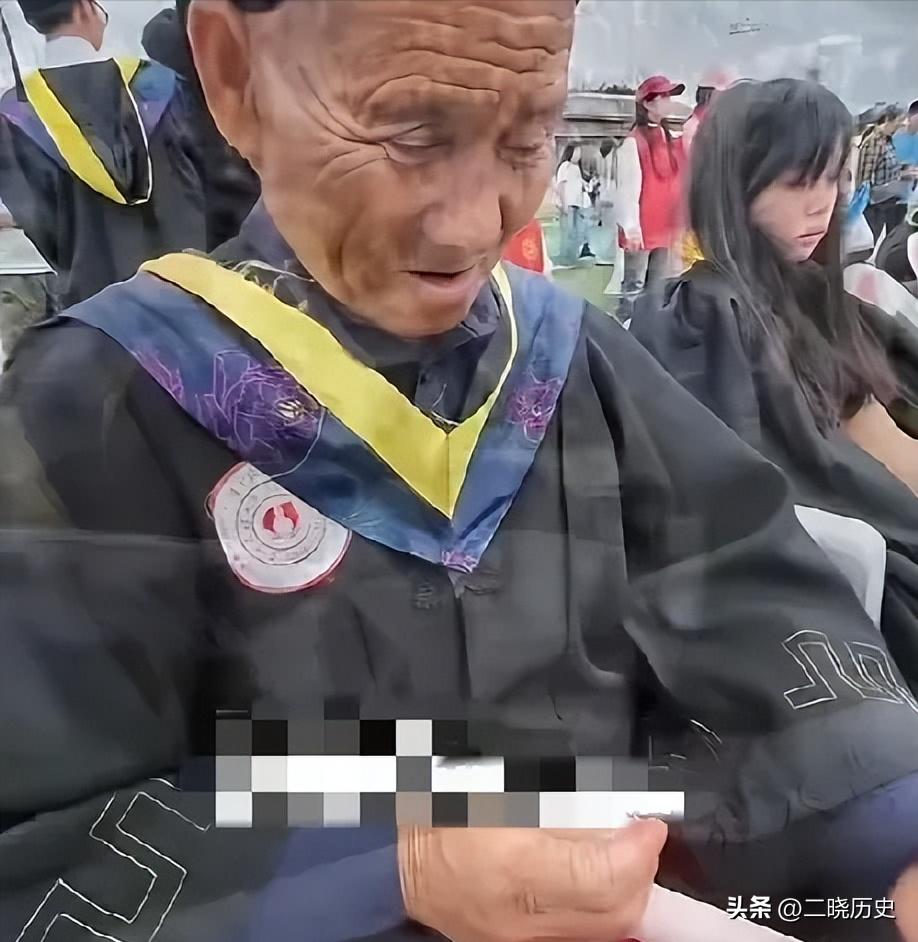 近日，贵阳一大学本科男生“骗”农村70岁的老父亲来参加他的毕业典礼，他告诉老父亲