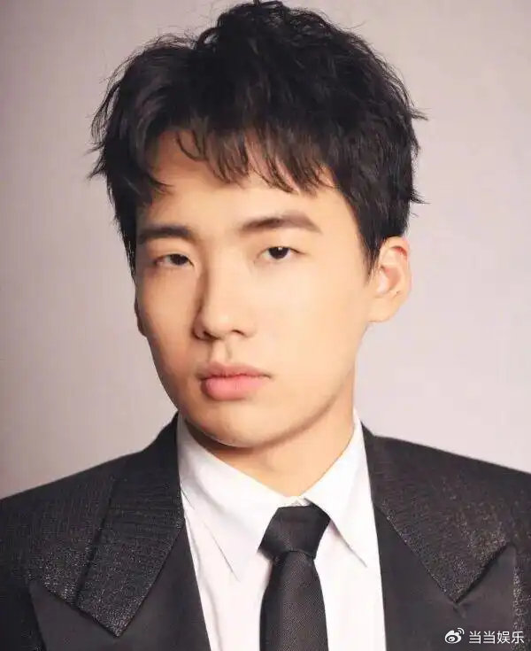 近日，网络之上陡然间炸开了锅，传言刘昊然同郭麒麟现身于商务KTV，各式各样的猜测