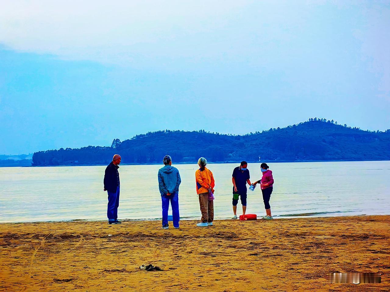 老年生活感悟：我们年纪越来越大了，才慢慢懂得了——陪伴很珍贵，分寸更重要。
 