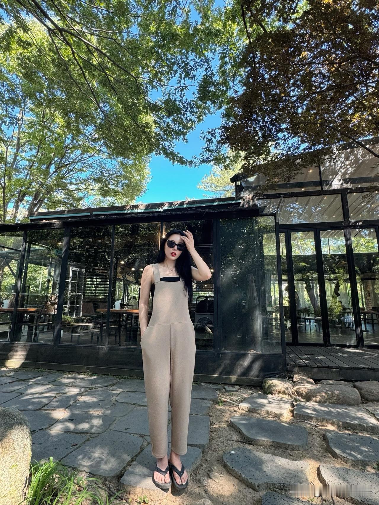 近日，歌手洪真英在自己Instagram上传了多张照片。照片中，洪真英置身绿意满