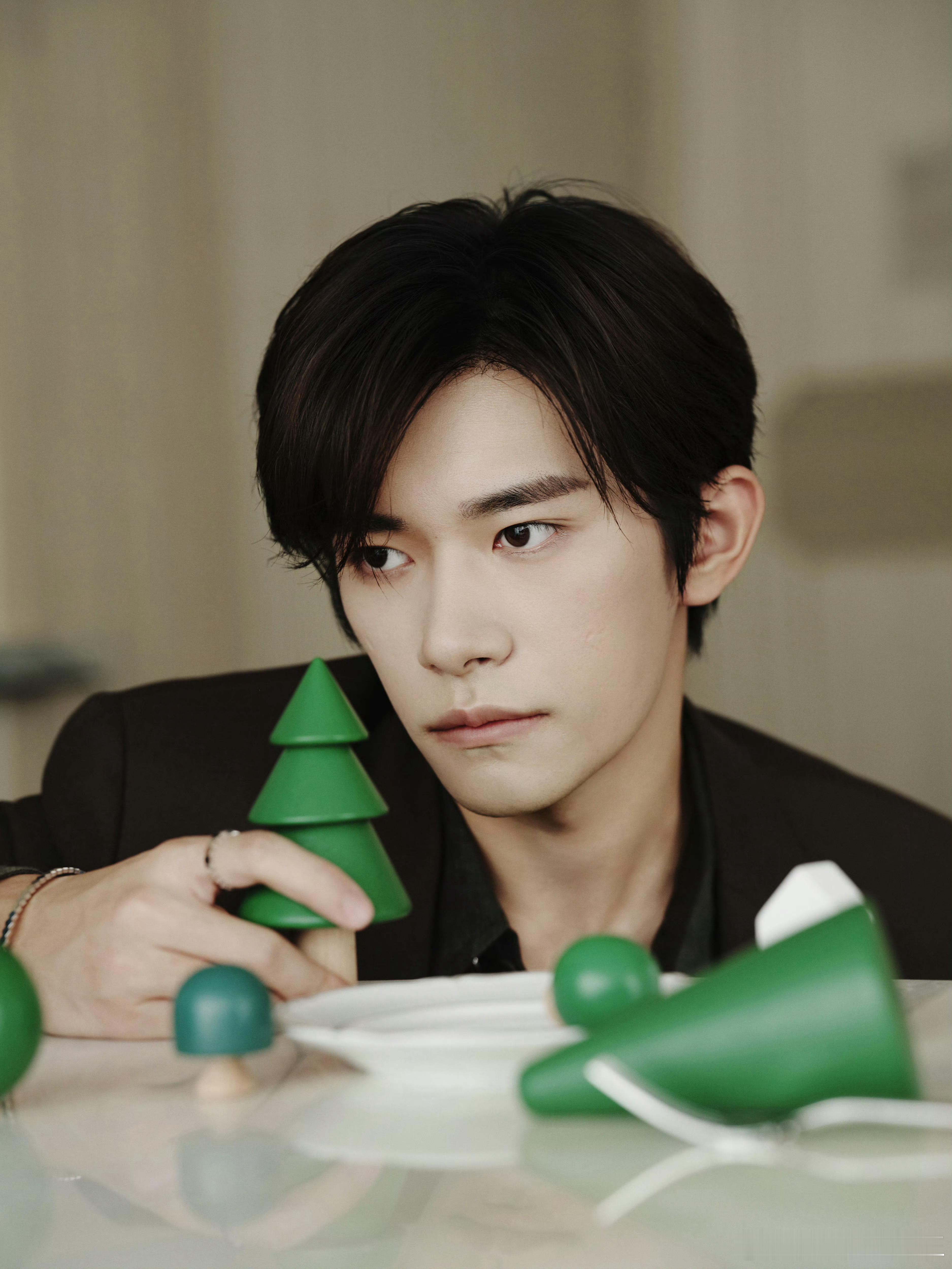 易烊千玺绿色叠加西装易烊千玺摩登绅士感每次全球代言人的出现，总有新的惊喜，这次的