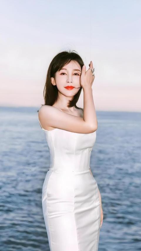 岳丽娜，1974年生于河北承德，毕业于中央戏剧学院，内地女演员、影视出品人，长信