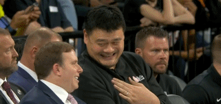 姚明和独行侠老板杜蒙特！现场观战NBA中国赛笑出经典表情包。姚明再现表情包 ​​