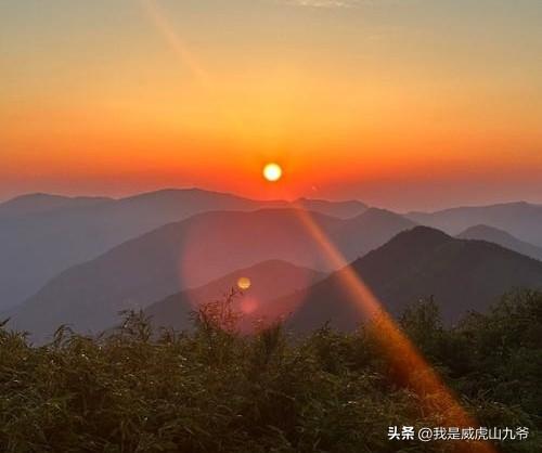上联:西山看夕阳西沉，
下联:东方观日出东升。
(此联应该把上下联对调更为合适)