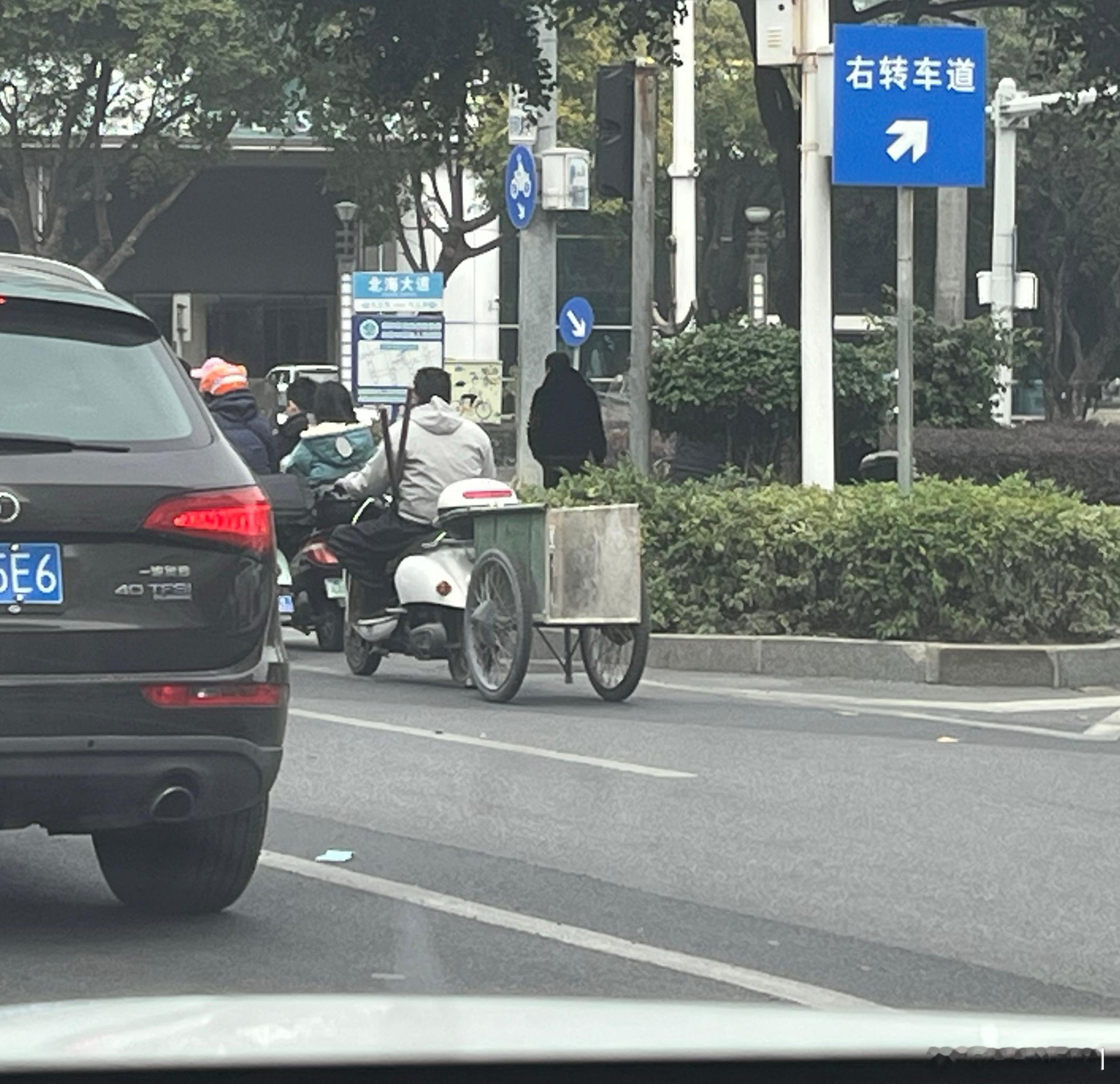 昨儿在北海看到的新能源半挂 北海