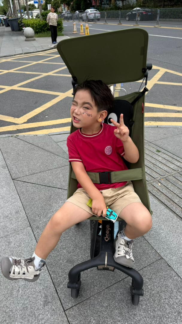 今天儿子学校表演节目，我给画了妆做了造型，第一次给娃化妆还不错。我儿真帅王冰冰问