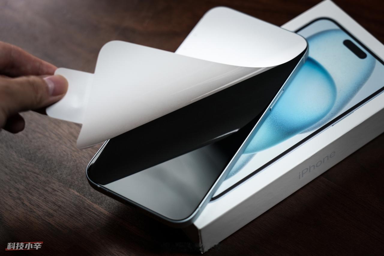 iPhone 15 Plus 蓝色 & iPhone 15 Pro Max 原色