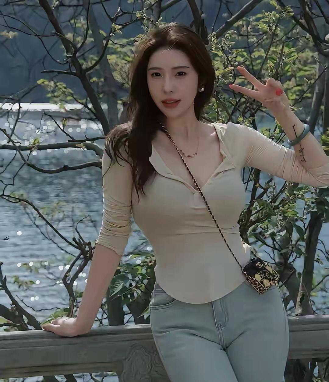 美图欣赏，看图写诗

《湖畔倩影》
风拂青丝湖光潋，
佳人依栏韵万千。
浅笑轻颦