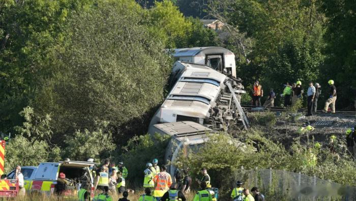 【英国一列火车脱轨 致11人受伤】国铁微闻 据英国铁路警察局当地时间13日消息，
