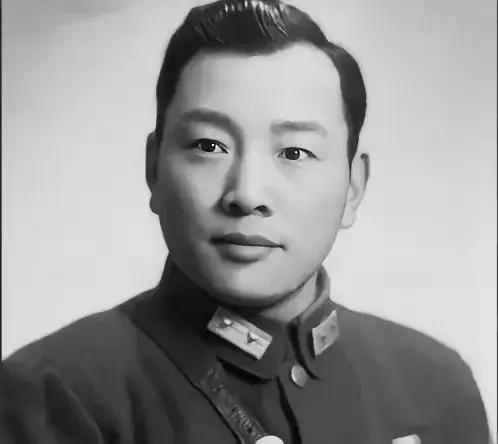 国民党将军宋希濂曾说，“蒋介石的方法是‘从嫡系中来，到嫡系中去’。毛主席的方法是