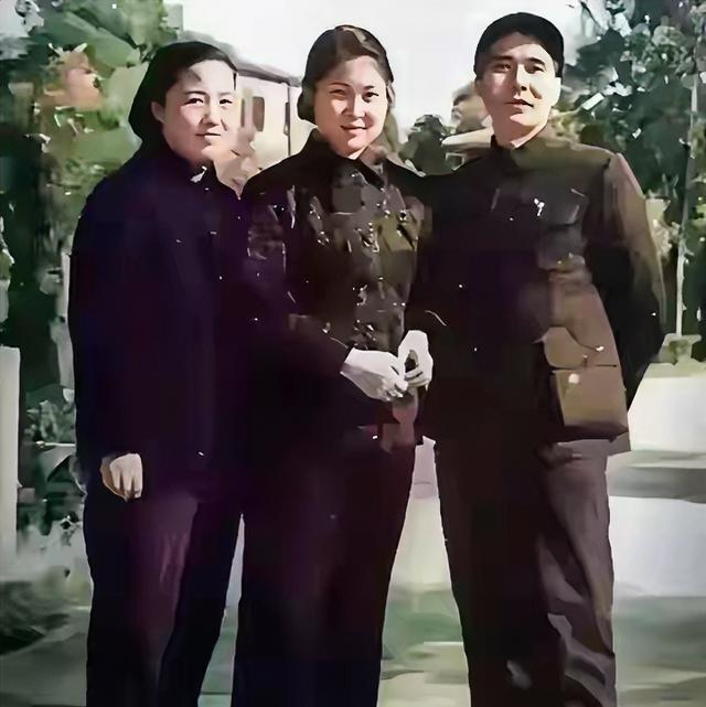 1962年，这是李敏前往 福州 看望舅舅、舅妈留下的一张难得一见合影，这张照片属