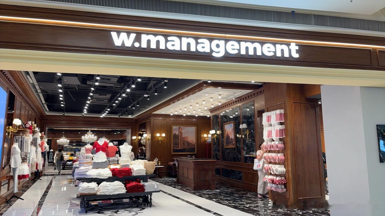 在天津的大悦城发现了这家  W. Management  门店，据说刚开业不久，