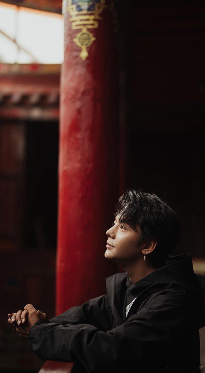 人文纪录片丨综艺丨《寻真之地》丁真和孙杨在德格感受自然的趣味。在德格印经院刷印时