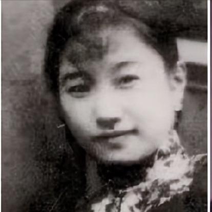 一个男人，养了一个女人整整三十年。 卖字画、变家产、压缩亲生儿女的生活费——就为