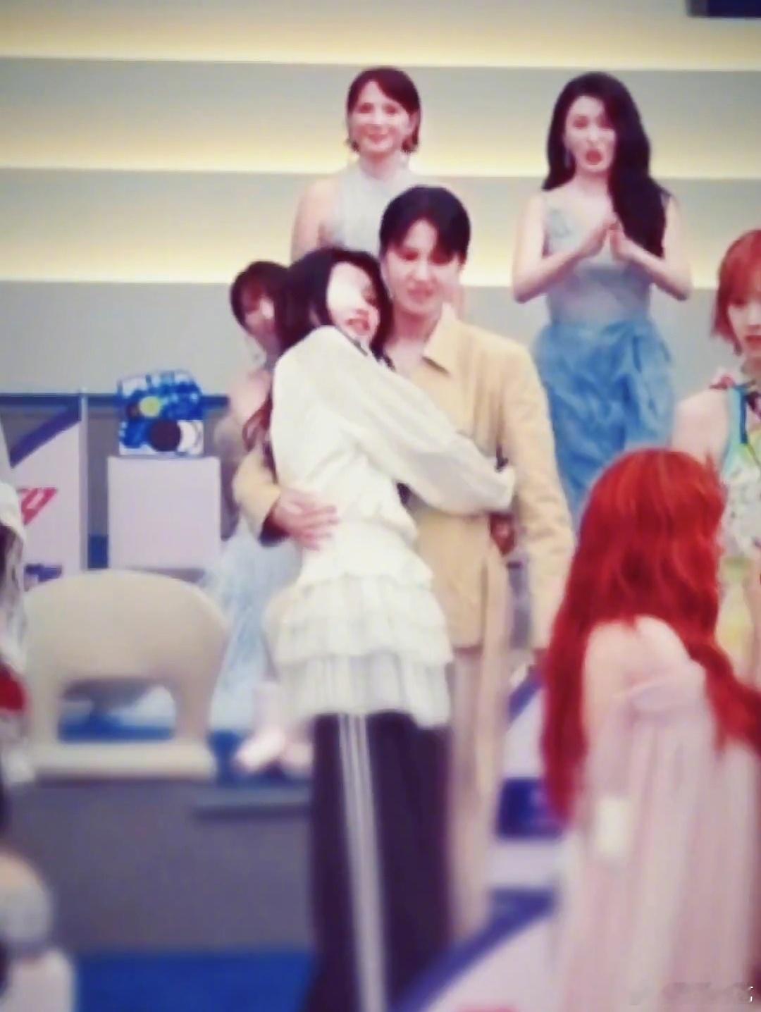 曾沛慈孙怡 在谁的怀中会有感觉 喜欢看一些美女之间的互动，搂着小小的一只也太可爱