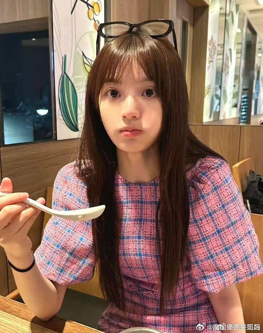 田曦薇素颜饭撒乐呵呵的出来和粉丝打招呼，又是碰拳又是哄的，还一直夸粉丝可爱，热情