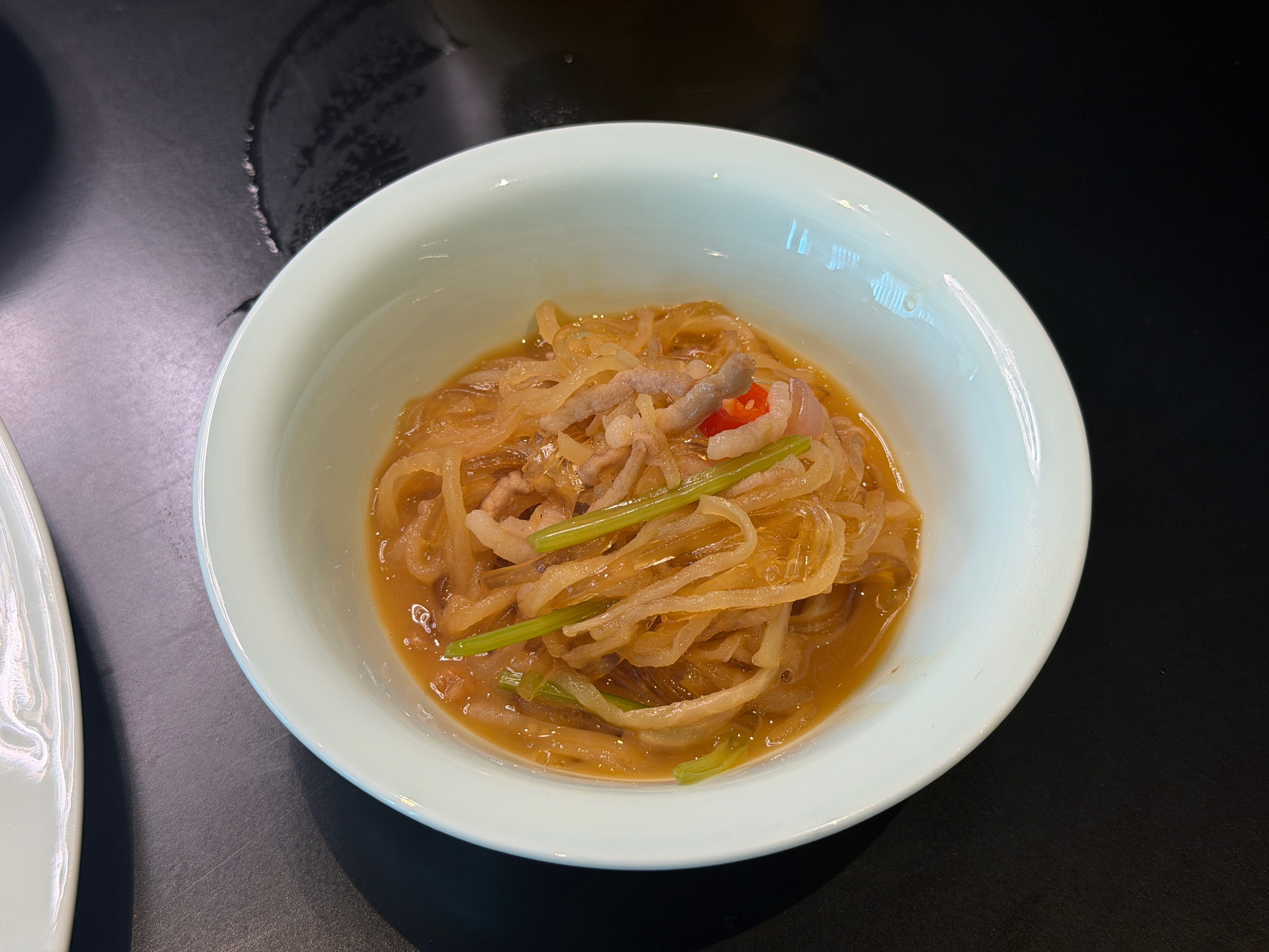 上海好吃的确实多，尤其是对我这个刚从杭州来的人而言。就是这个份量……一道改良版的